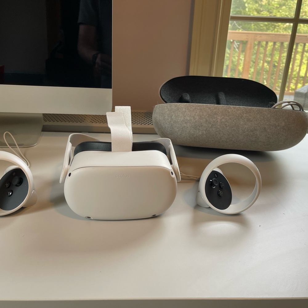 Oculus Quest 2 128 GB VR set with case